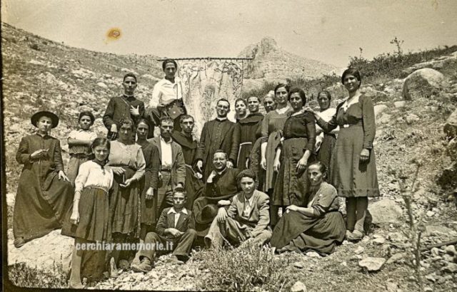 Foto di gruppo al Santuario con Don Ciccio Morano