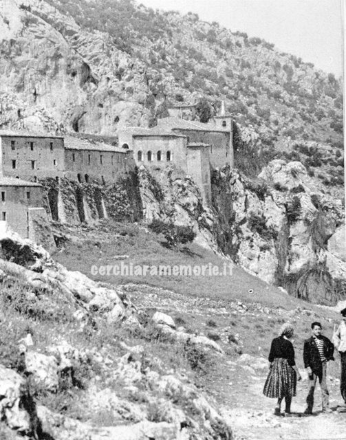 Santuario, panorama con tre persone